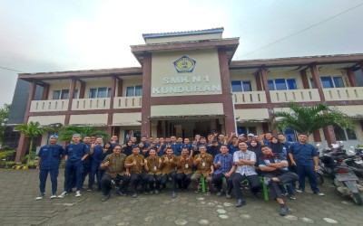 FOTO BERSAMA KELAS XII TPM 1 ANGKATAN 2023